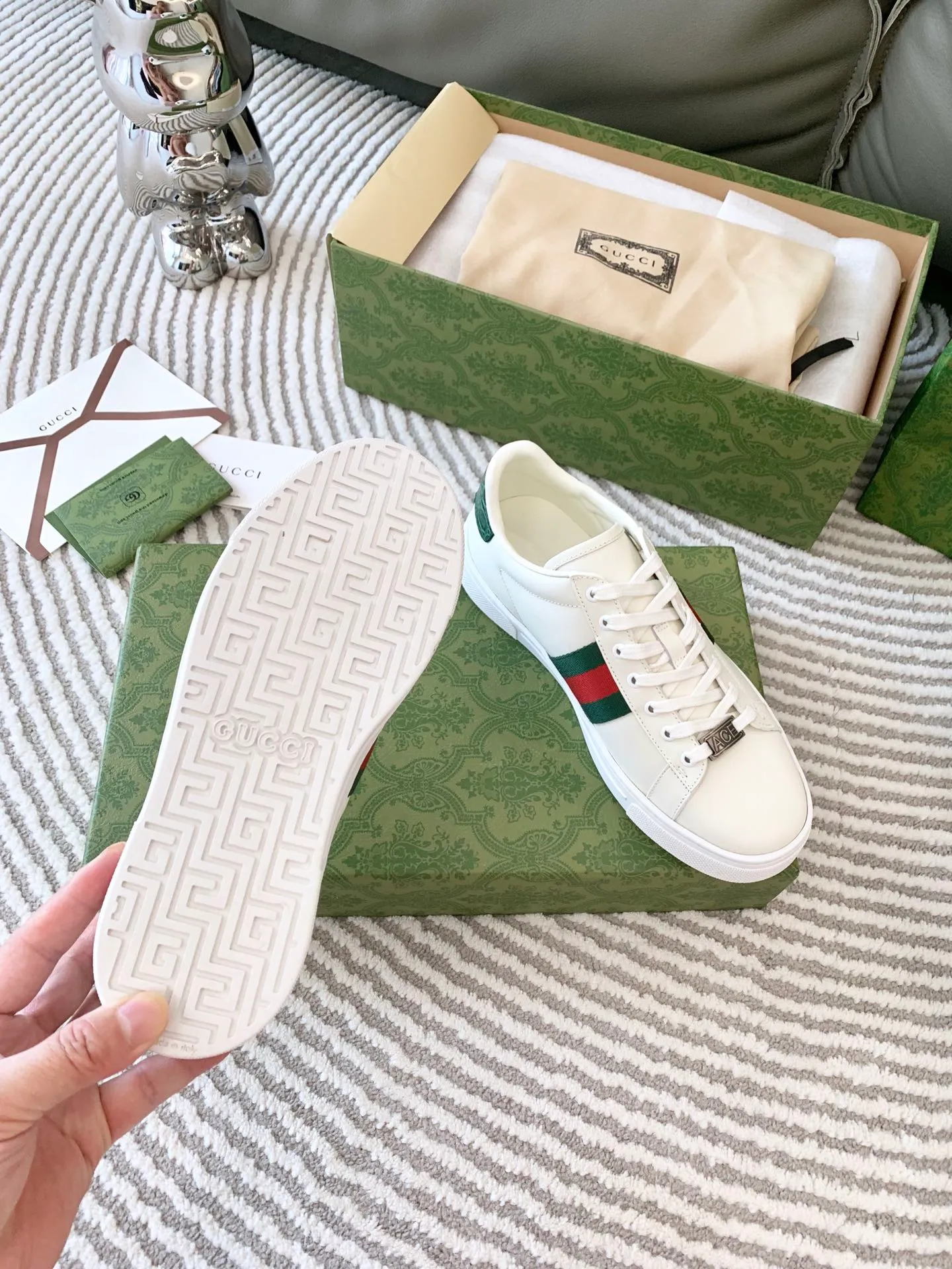 👟👟Ex-factory price 540👟👟 Men's size +10 Top version: Gucci G family classic Ace series Embroidery Little Bee White Shoes Couple Style Ribbon Love Casual Sports Shoes Sneakers Original Purchase Development Production This brand's classic low-top sports shoes interweave golden embroidered bees with red and green webbing. The bee is a classic element of the brand. It appeared in the Gucci ready-to-wear series in the 1970s. Exquisite packaging at the delivery counter🛍📦 ▪️Fabrics: Original custom imported first-layer cowhide ▪️Foots: Original custom cowhide lining ▪️Sole: Original open-molded rubber non-slip material ▪️Sole thickness: 2.5CM ▪️Size: Women's 34-41 (customized 34/41) ▪️Size: Men's 38-46 (38/46 customized)